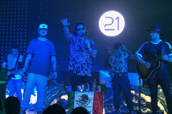 Piso 21 brinda con tequila y canta El Rey en Culiacán.