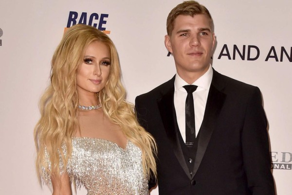 Paris Hilton y su prometido Chris Zyika.