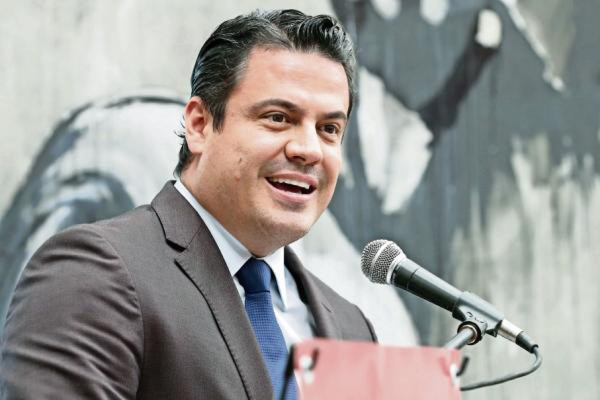 Acusa a Gobernador de espionaje
