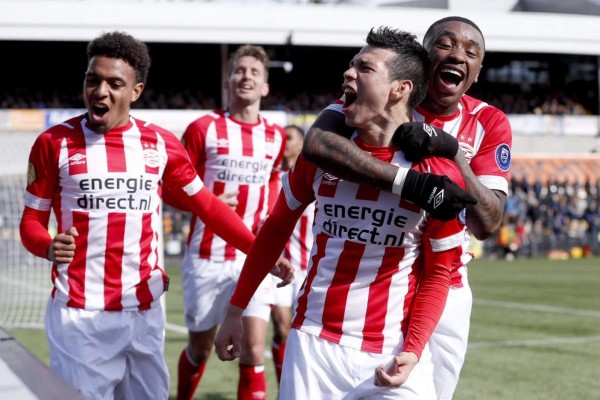 Hirving “Chucky” Lozano festeja su gol. (Foto: @PSV)