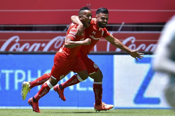 Alexis Canelo celebra su anotación.