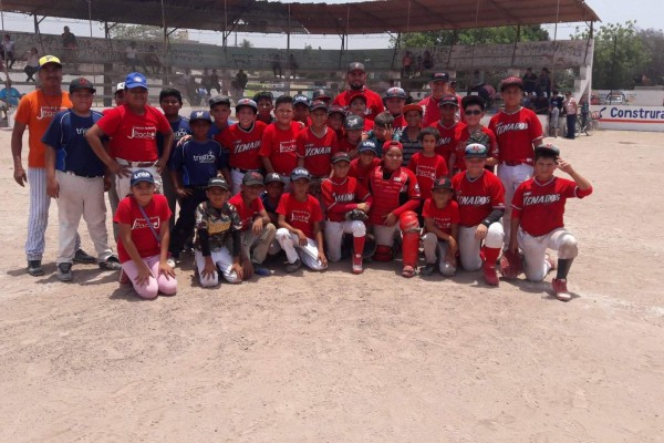 Los peloteritos se toman la foto del recuerdo.