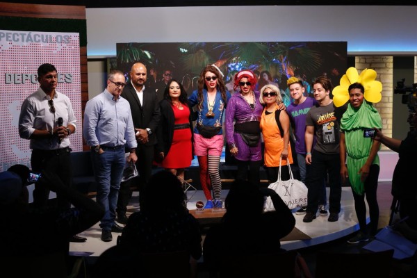 Ejecutivos de la televisora y conductores, en el anuncio de la nueva programación.