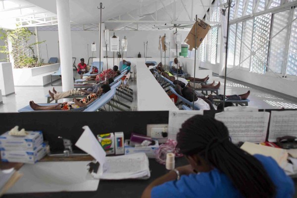 Los enfermos de cólerason atendidos en una clínica en la capital haitiana.