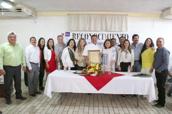 El maestro Jesús Armando Pinzón Palomares se toma la foto con algunos de sus compañeros y autoridades.