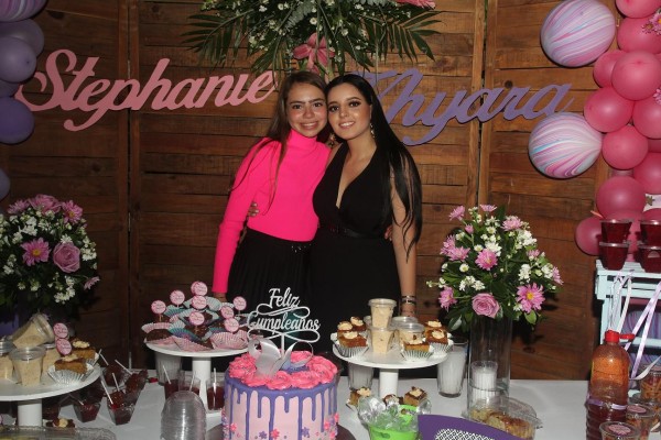 Stephanie y Khyara Craft, felices en su noche de cumpleaños.