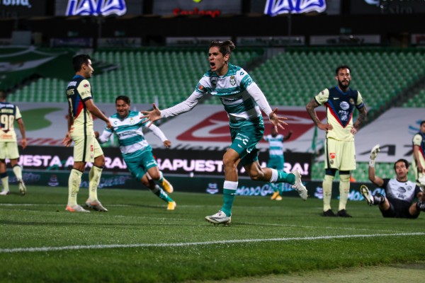 Santiago Muñoz anota el gol del empate por Santos Laguna. Foto: Twitter @ClubSantos