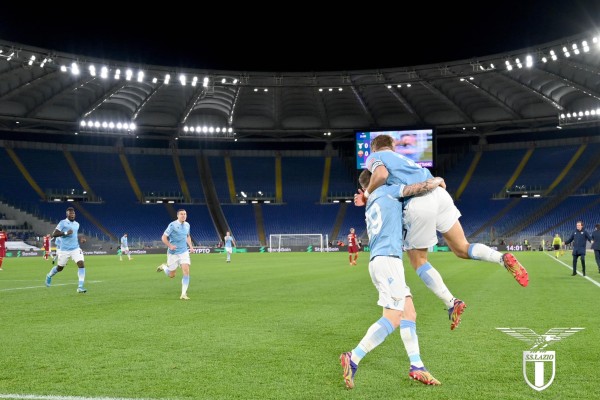 La Lazio se quedó de manera contundente con el derbi de la capital italiana.