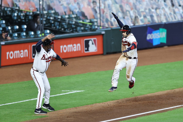 Travis D’Arnaud celebra su jonrón que le di ventaja definitiva a los Bravos de Atlanta. (Twitter @Braves)