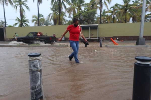 En Mazatlán, someten lluvias a la Camarón Sábalo, recién remodelada
