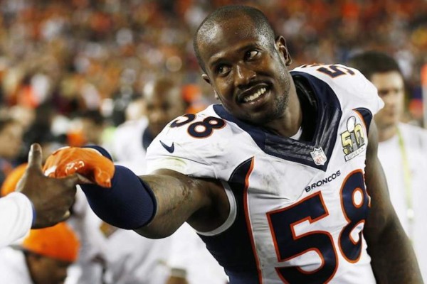 Von Miller, astro de la NFL.