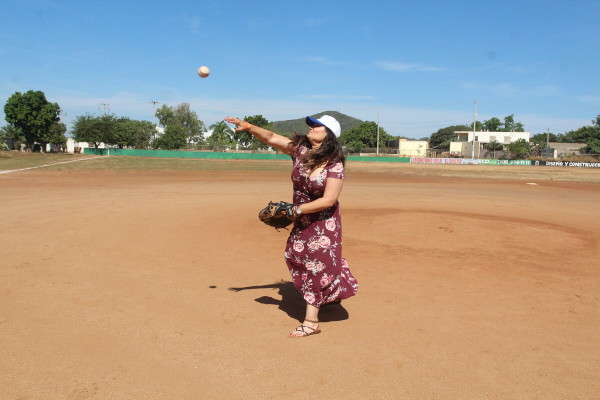 Hilda Cristina Esparza Ríos lanza la primera bola.