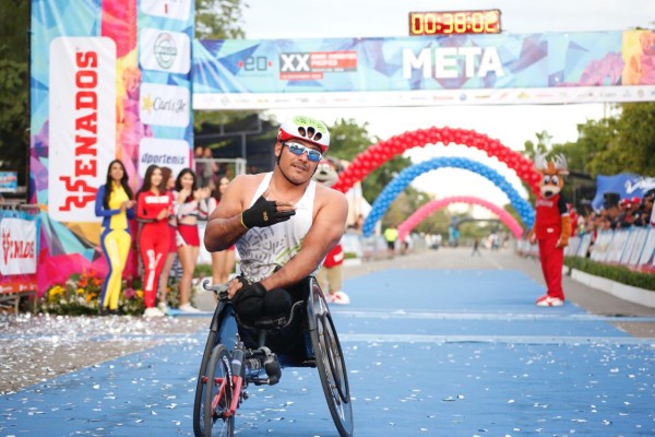 Fidel Aguilar le da Jalisco el triunfo de los 21K en sillas de ruedas del Maratón Pacífico