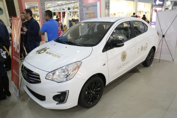 Gana suscriptora de Vistas del Mar automóvil del sorteo Datemex en Mazatlán
