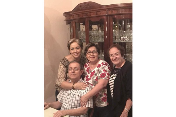Abelardo Mendívil, recibiendo mucho afecto de su hija, Gaby de Villegas; de su esposa, Silvia de Mendívil, y la amiga de toda la vida, Chalina Lizárraga.
