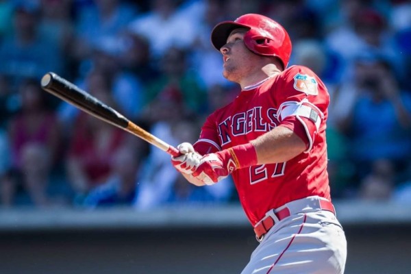 Mike Trout se une a Ken Griffey Jr. en jonrones como jardinero central