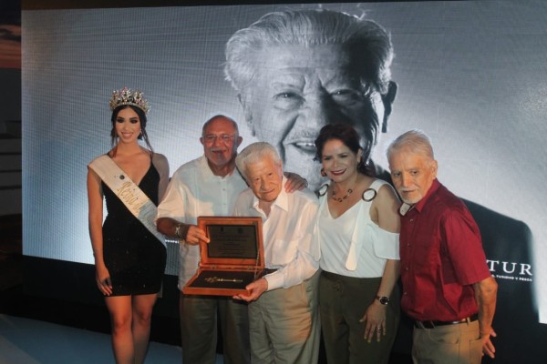 Ignacio López Tarso recibió las llaves de Mazatlán de manos del entonces Alcalde, Luis Guillermo Benítez Torres.