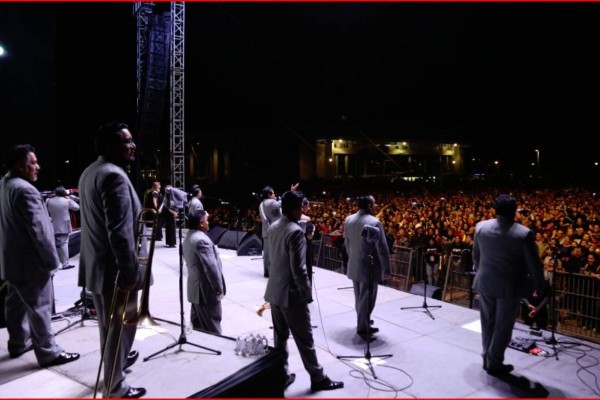 Gozan la cumbia con Los Ángeles Azules en Los Mochis