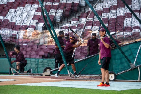 Tomateros de Culiacán entrenó a tope este lunes en su estadio.