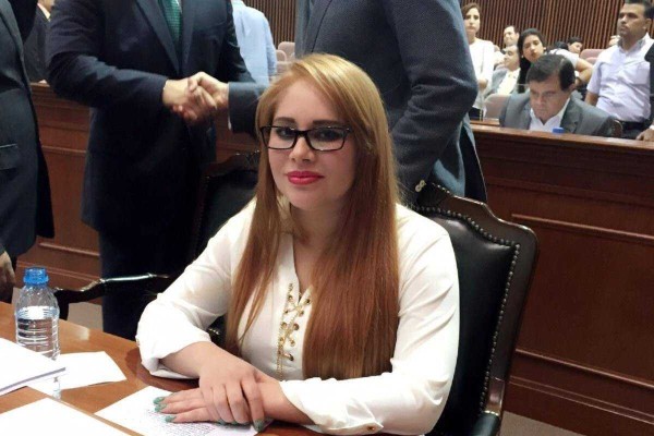 Lucero Sánchez, ex diputada de Sinaloa, testifica en NY y confirma su romance con El Chapo