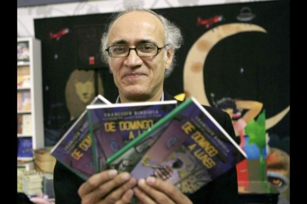 Francisco Hinojosa escribe libros para niños y jóvenes.