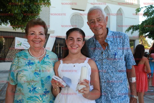 Maye Letamendi de Coppel y Jaime Coppel Corvera con su nieta, Alejandra Coppel Zataráin.
