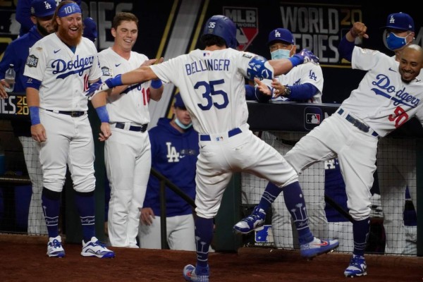 Cody Bellinger celebra su cuadrangular con Mookie Betts. (Twitter @SportsNetLA)