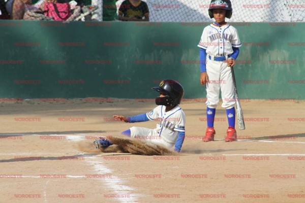Júnior Peña anota carrera.