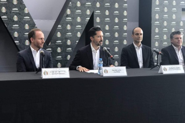 Yon de Luisa presenta a su equipo de trabajo.