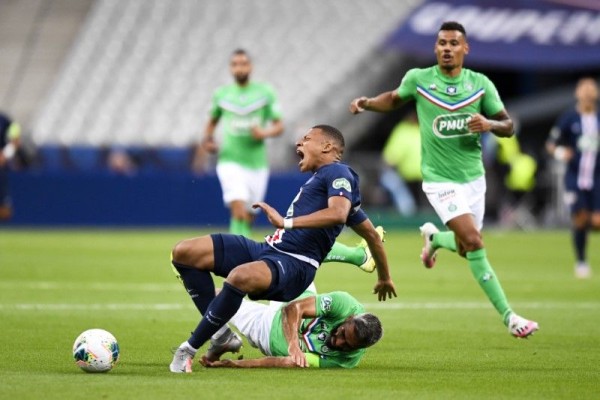 Kylian Mbappé sufre dura falta que lo lesiona. (Foto: Twitter @InvictosSomos)