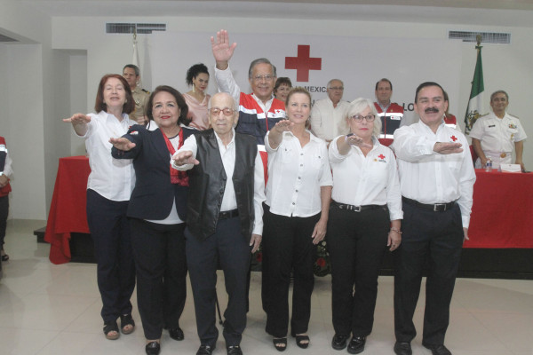 Alfonso Gil Díaz y su equipo de trabajo al momento de rendir protesta.