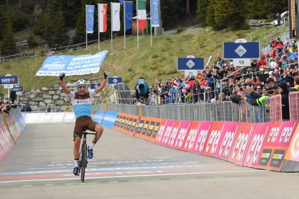 Nans Peters llega triunfal a la meta. (Foto: Twitter @giroditalia)