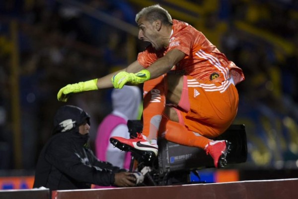 Nahuel Guzmán movió bien los controles.