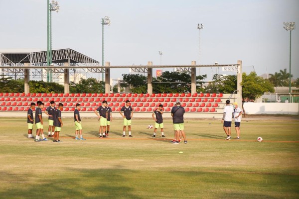 Parte de los equipos juveniles del Mazatlán FC reciben instrucciones en el campo 2 del Centro Deportivo Benito Juárez.