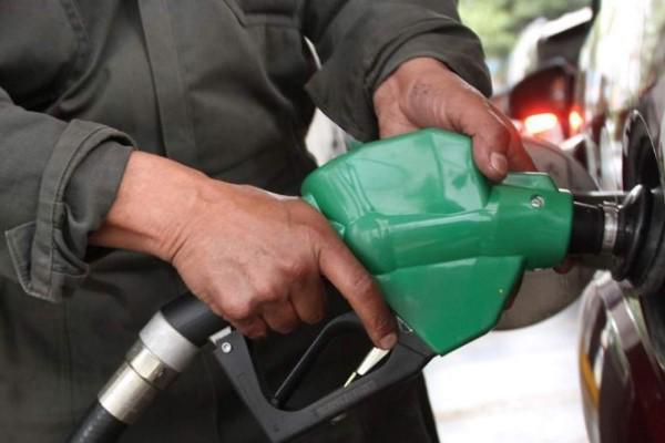 La Secretaría de Hacienda dio a conocer la actualización del impuesto especial para 2024 que afecta precio de gasolinas, cigarros y refrescos.