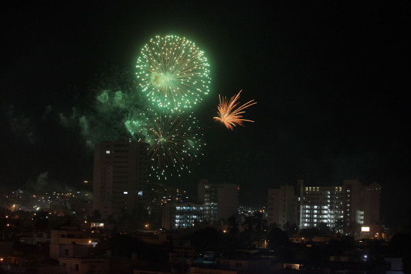 Una alfombra de multicolores se apoderó anoche del cielo de Mazatlán, en el marco del Festival de la Luz 2016.