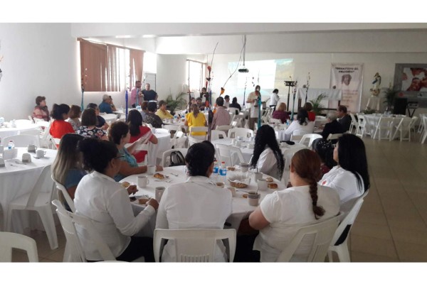 En el desayuno se rezó la Coronilla de la Misericordia por todas aquellas personas que tienen hambre o se encuentra enfermos.