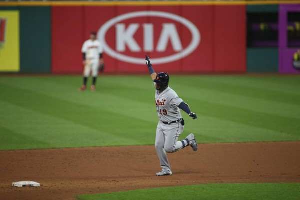 Isaac Paredes recorre las bases tras su jonrón. Foto: Twitter @Tigers