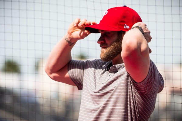 Bryce Harper se pone los colores de Filis de Filadelfia.