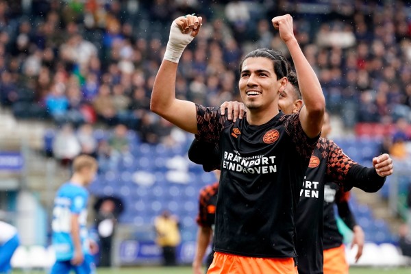 Érick Gutiérrez marca el gol definitivo del PSV. (Foto: Twitter @psveindhoven)