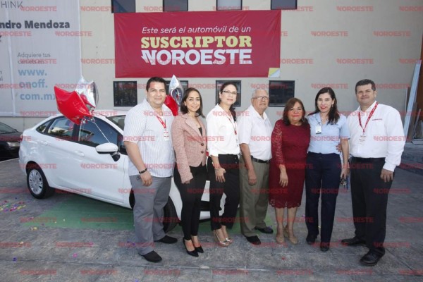 David Huerta y Guadalupe Serrano entre los directivos de Noroeste, Arturo Arvizu, Rosalva Osuna, Guillermina García e Iván Hubbard, y Martha Méndez, gerente de mercadotecnia de Ford.