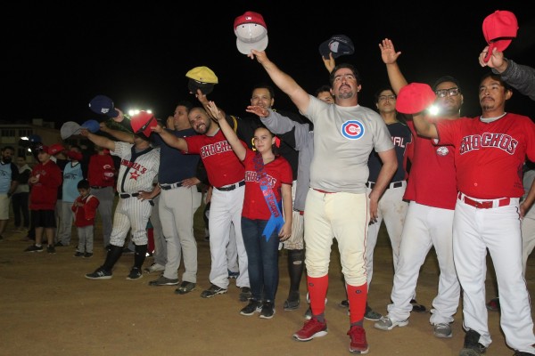 Los jugadores rinden la protesta deportiva.