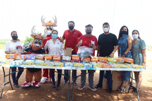 Integrantes de la directiva del Club de Beisbol Venados de Mazatlán, Jorge Lizárraga de Simón Pollo y Kenia Camacho, presidenta de la Fundación Sembrando Sonrisas, durante la entrega del apoyo.