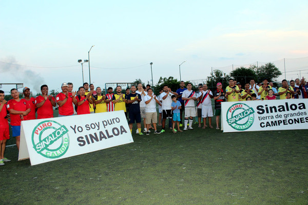 Los equipos presentes en la ceremonia inaugural.
