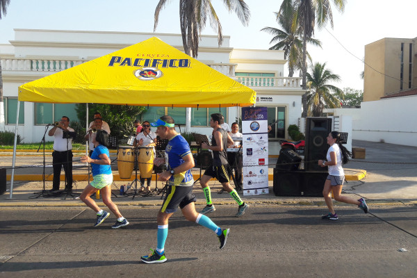 La música sinaloense acompañó a los competidores del Gran Maratón Pacífico 2016.
