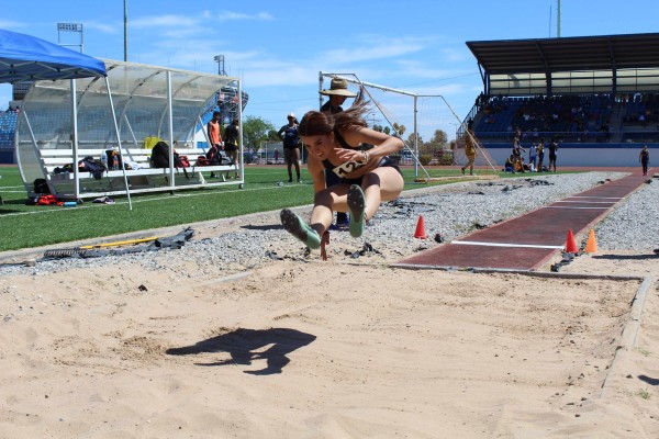 Katia Escoto (UAS) ganó el salto de longitud.