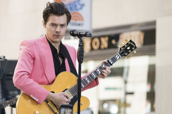 Harry Styles dedica llamada a víctima de atentado en Manchester