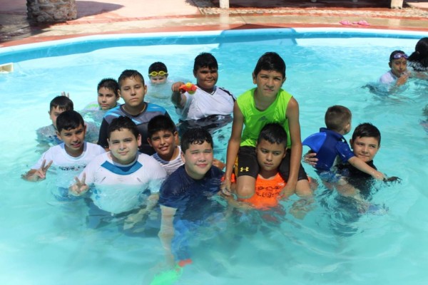 Los chicos se refrescan con un chapuzón.