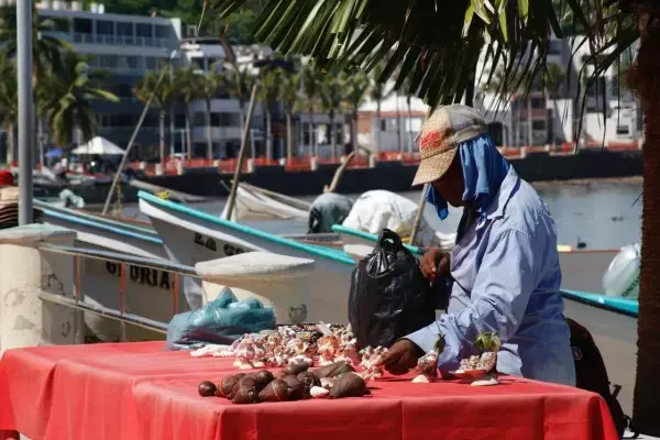 En la zona de playa se han retirado a más de 200 vendedores por no contar con permisos.