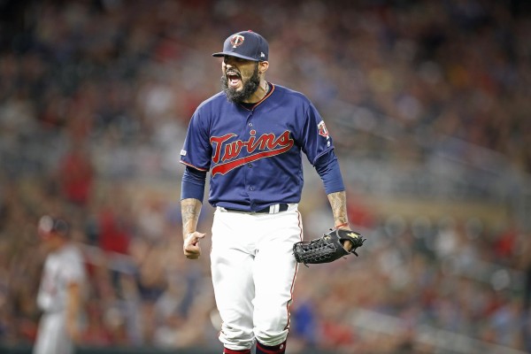 Sergio Romo firma con Mellizos.